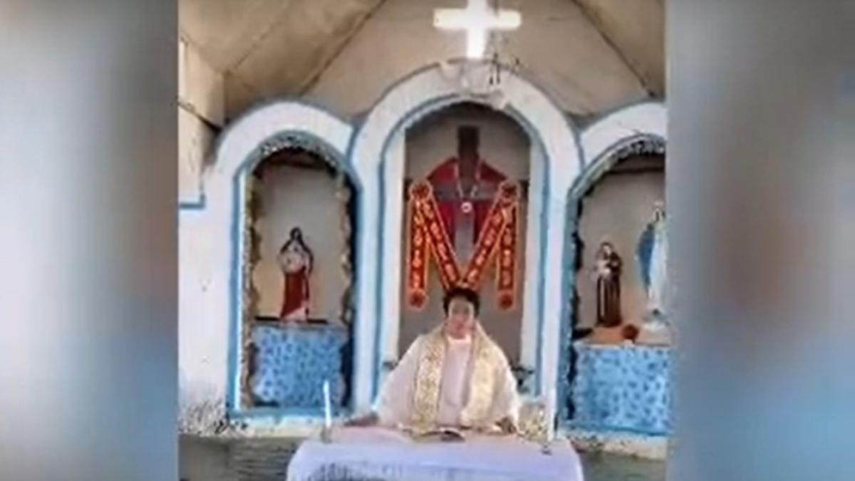 liturghie tinuta intr o biserica inundata credinciosii au venit la slujba cu barcile video