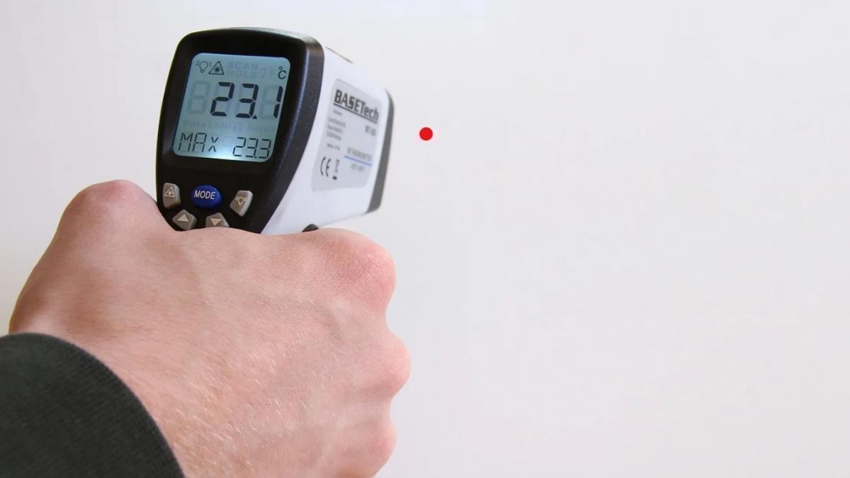 Mulți români reclamă că termometrele cu care sunt testați la intrarea în supermarket arată valori aiuritoare. Explicația specialiștilor 