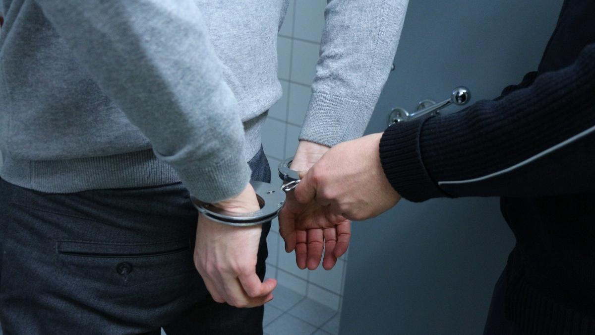 patru indivizi au violat o femeie in fata sotului