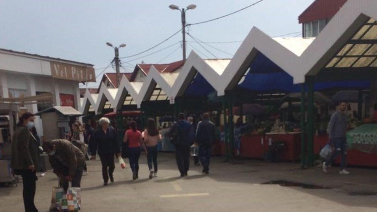 vanzatoare piata coronavirus