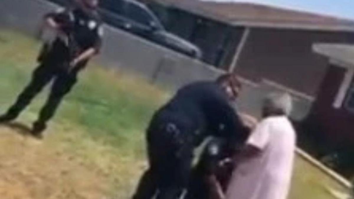 bunica de 90 de ani i a sfidat pe politistii inarmati si s a dus sa si linisteasca nepotul de 21 de