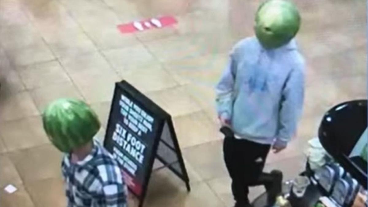 jaf inedit la o benzinarie hotii au renuntat la masti si au preferat pepenii