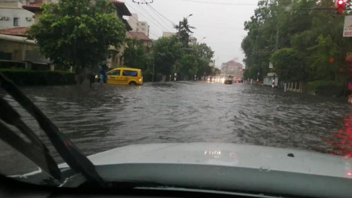 Rupere de nori în Târgu Jiu. Centrul orașului a fost inundat
