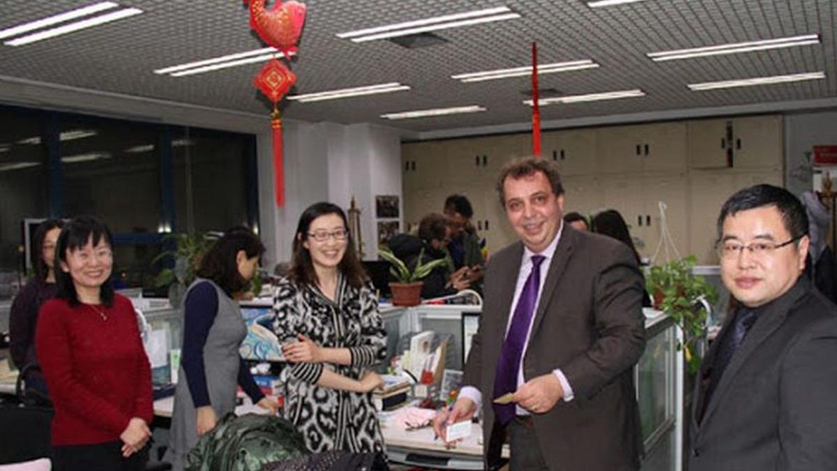 ambasadorul romaniei din china a facut praf un autobuz din beijing oficialul roman era beat