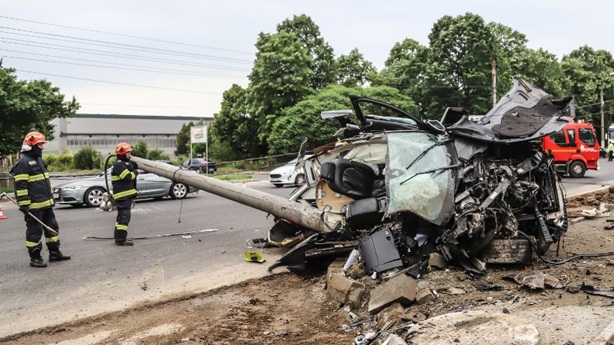 masina rupta in doua de un stalp de electricitate la giurgiu imagini spectaculoase de la fata