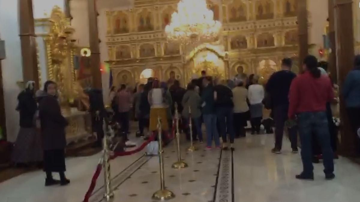 oameni fara distanta sociala si fara masca slujba catedrala manturii