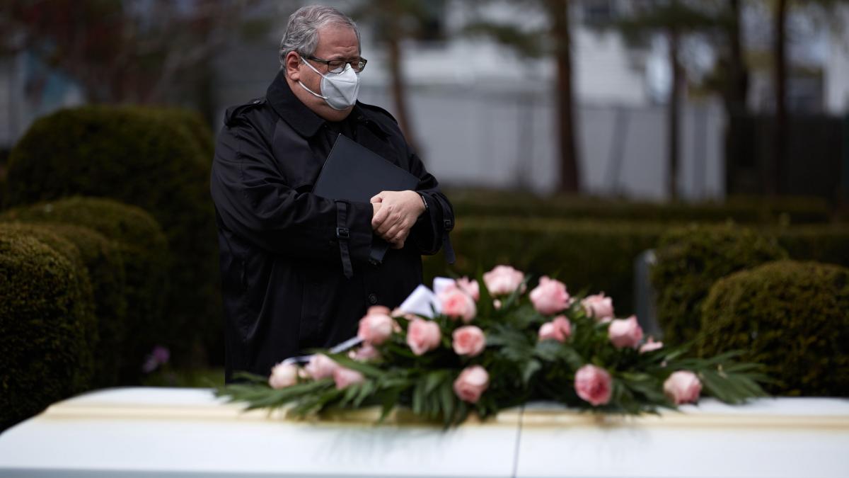 inmormantare cu scandal in judetul sibiu preotul catre rudele indurerate va inghesuiti ca niste