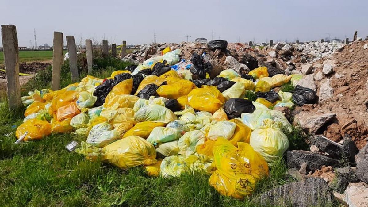 saci seringi perfuzii spitale aruncate pe camp langa bucuresti
