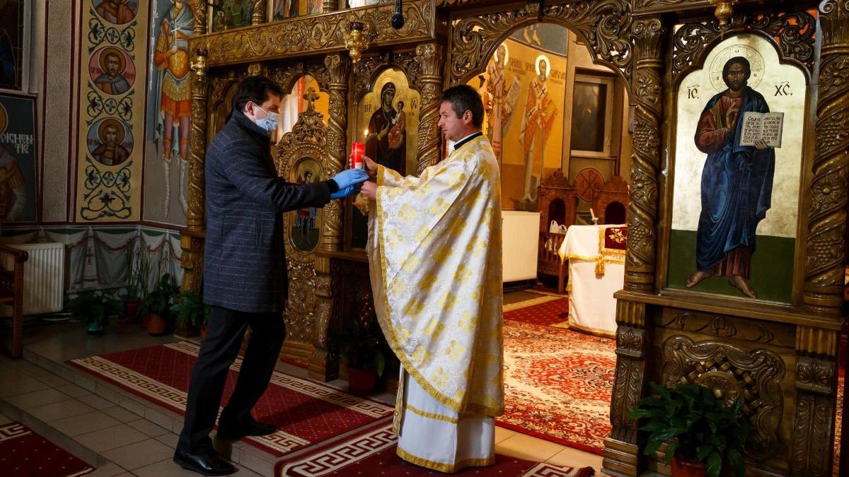 noi reguli obligatorii in biserici o singura lingurita pentru impartasanie si dezinfectie la patru