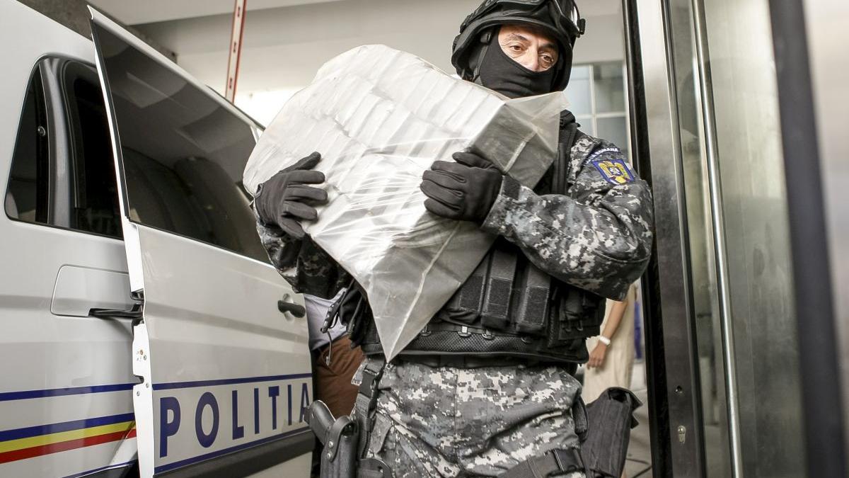 aproape 50 kg heroina descoperite la dolj in cabina unui camion condus un bulgar