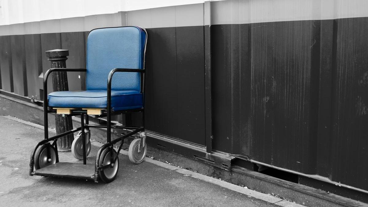 femeie dizabilitati rasturnata carucior rotile