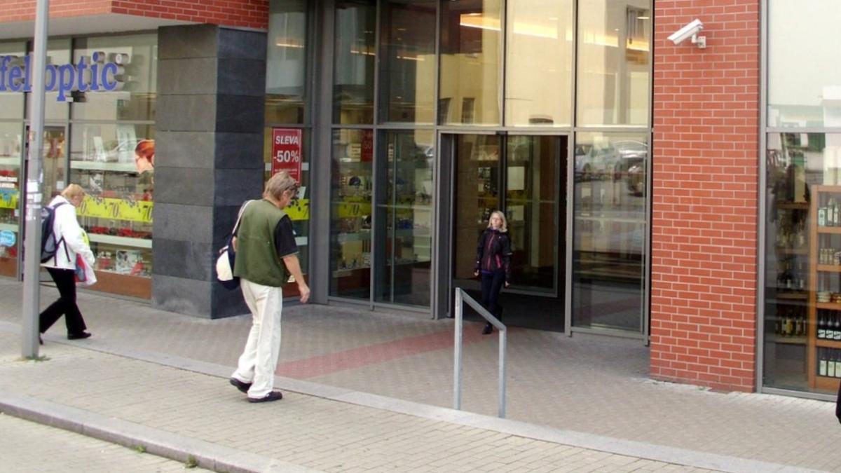 o noua teorie a conspiratiei in romania nu mai intrati pe usile culisante in supermarket uri