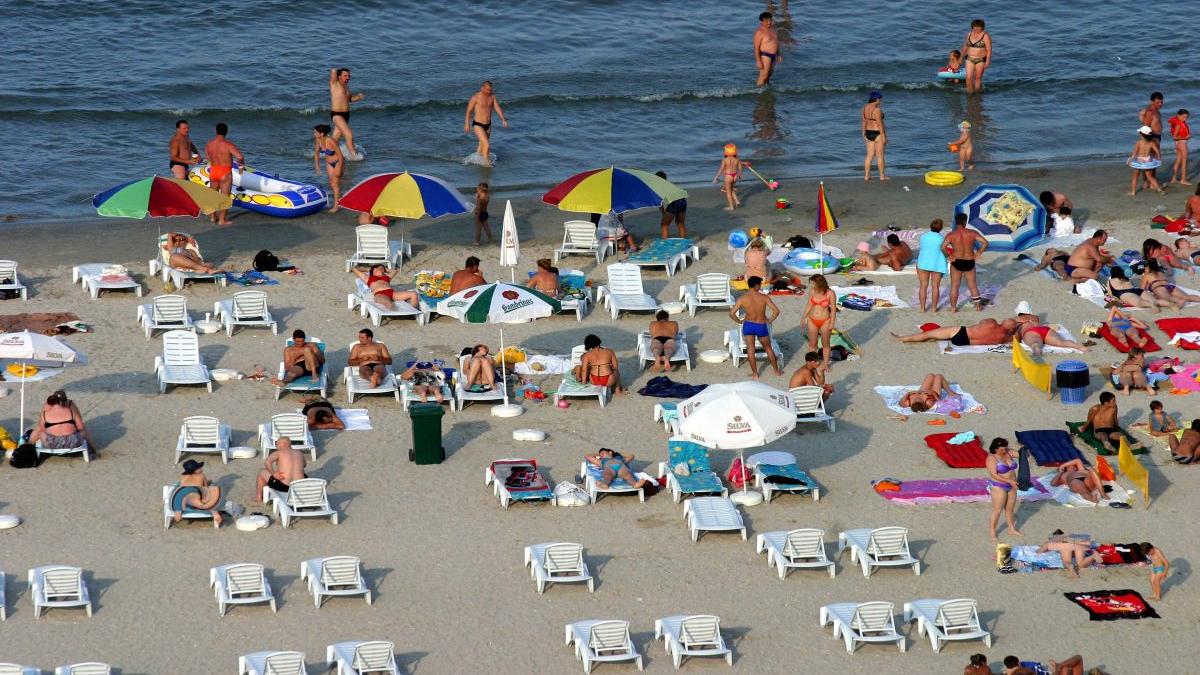 ce reguli vor respecta romanii la plaja si terase