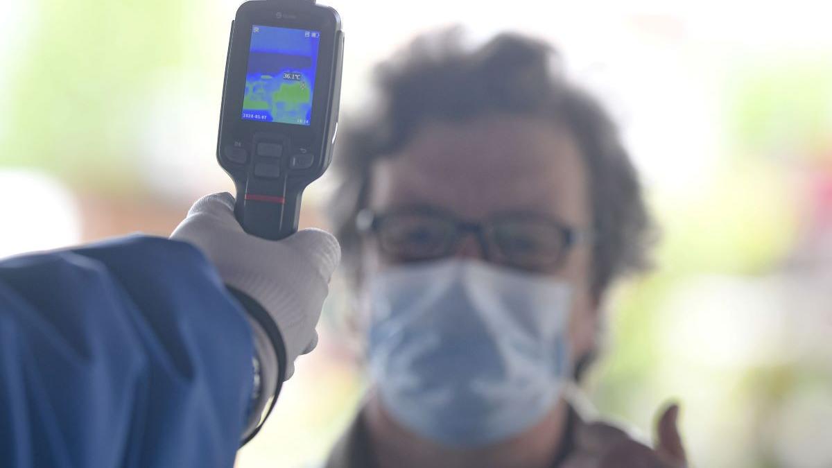 noul scandal pe tema termoscanarii o femeie acuza ca a fost agresata de paznic intr o piata din