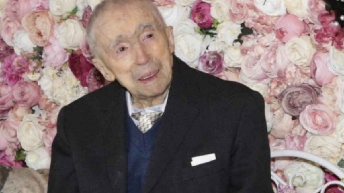 un roman este cel mai batran barbat din lume dumitru comanescu tocmai a preluat acest titlu la