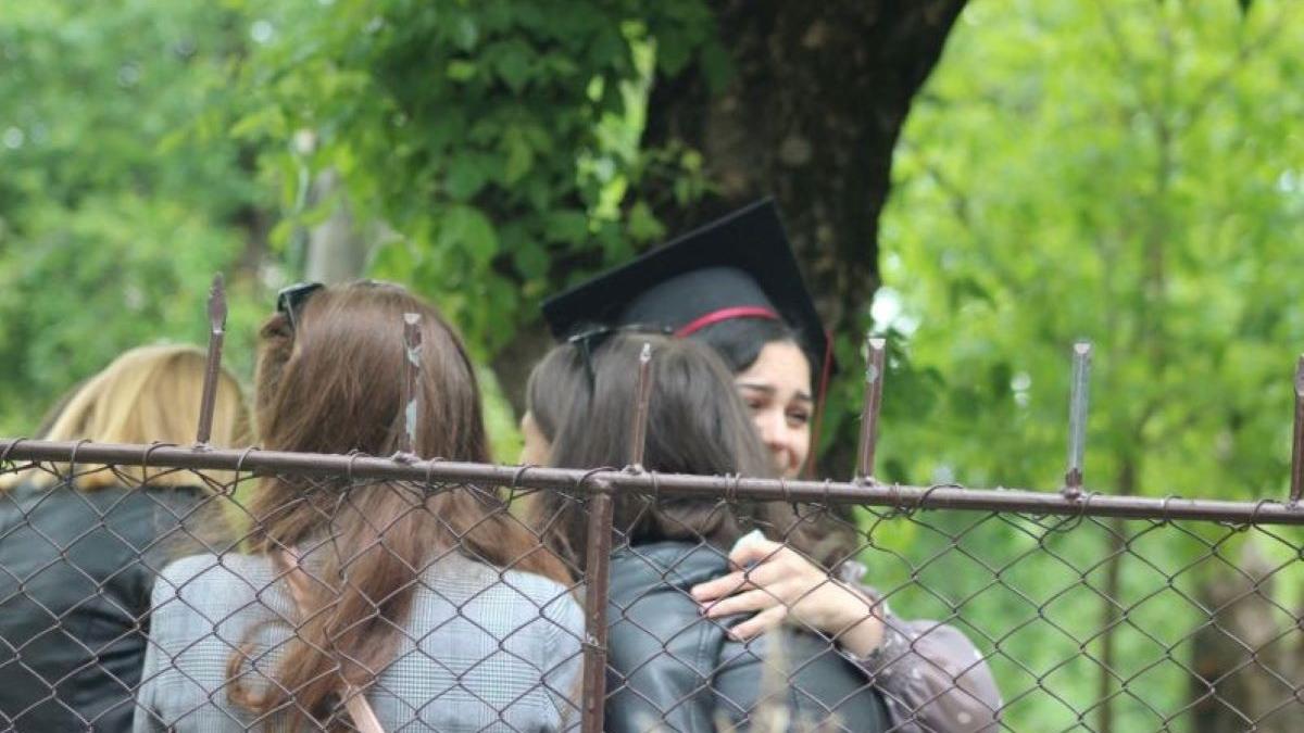 festivitate de absolvire in perioada pandemiei zeci de elevi au asistat de la gard iar clopotelul a