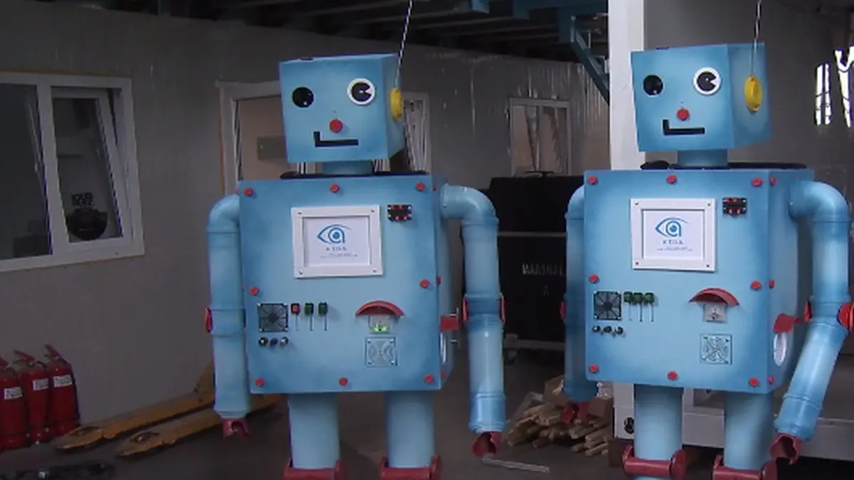 robotii care iau temperatura noii colegi ai elevilor din capitala