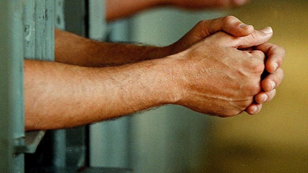 un agent de la penitenciarul poarta alba arestat pentru luare de mita