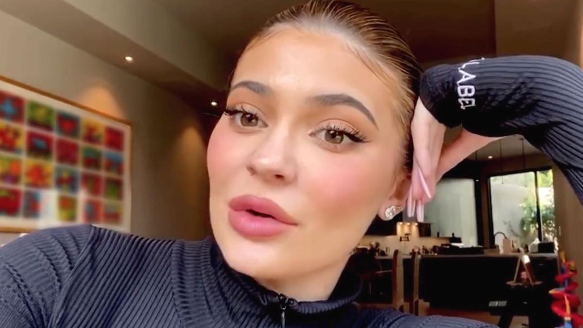 forbes retrage titlul de miliardara dat vedetei kylie jenner dupa ce aceasta a mintit cu privire la