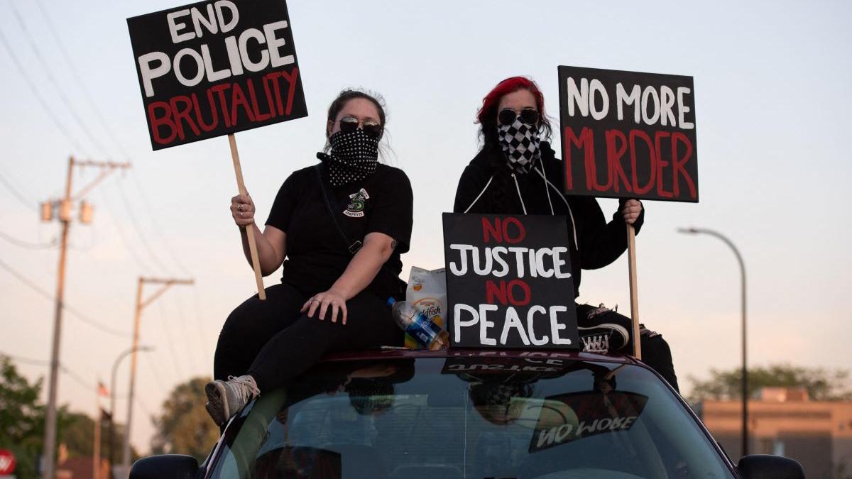 rasturnare de situatie in cazul lui george floyd o filmare noua arata ca trei politisti s au asezat