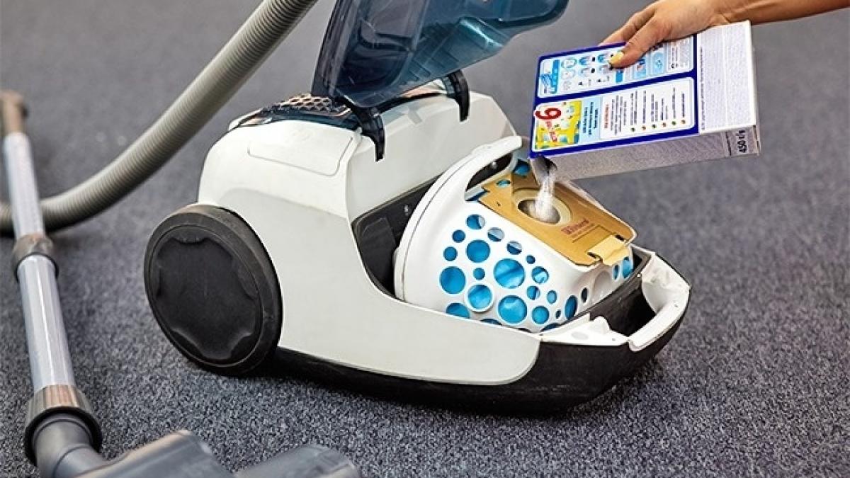A pus detergent în sacul de praf al aspiratorului! Trucul care îți va schimba viața!  