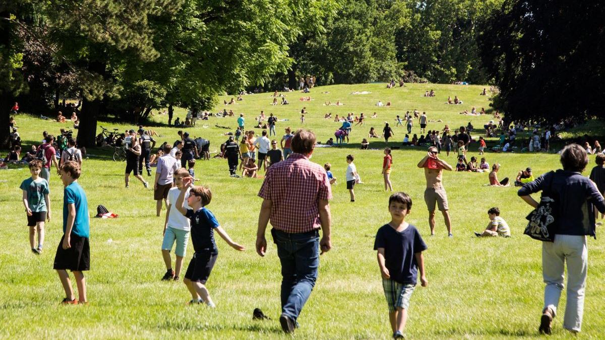 parizienii au luat cu asalt parcurile odata cu relaxarea masurilor dupa 11 saptamani de izolare