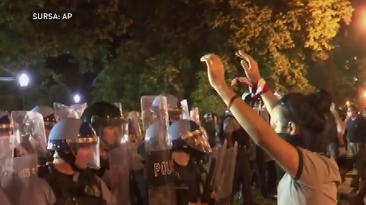 protestatarii au rupt gardul casei albe