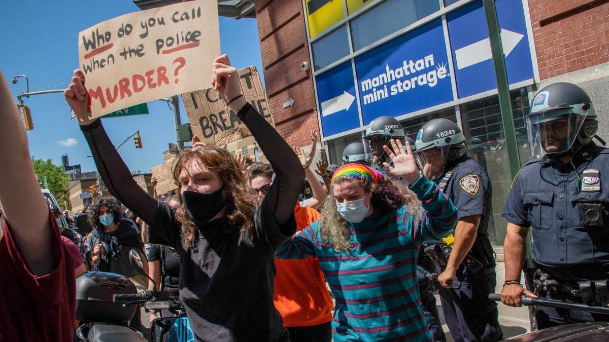 scene socante la protestele din sua masinile de politie intra in multimea stransa la new york