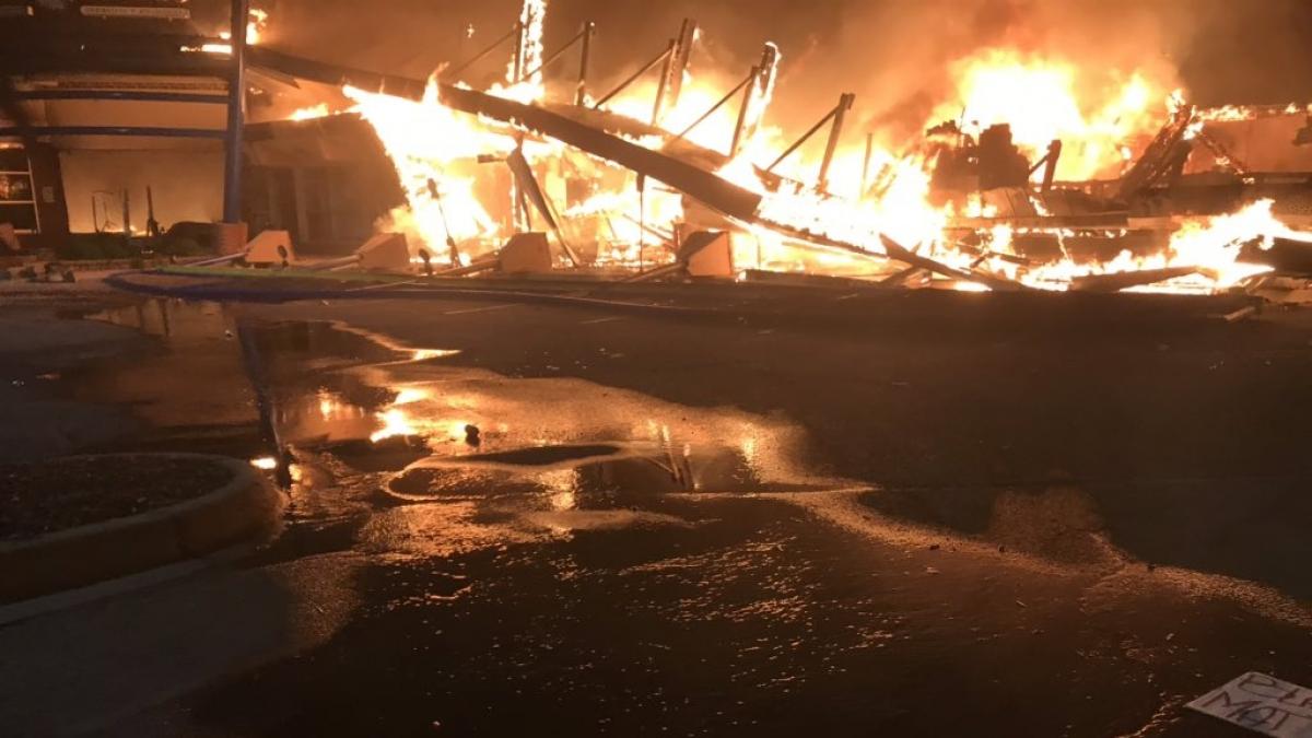 situatia escaladeaza in statele unite o jurnalista a orbit pe viata dupa ce a fost atacata de