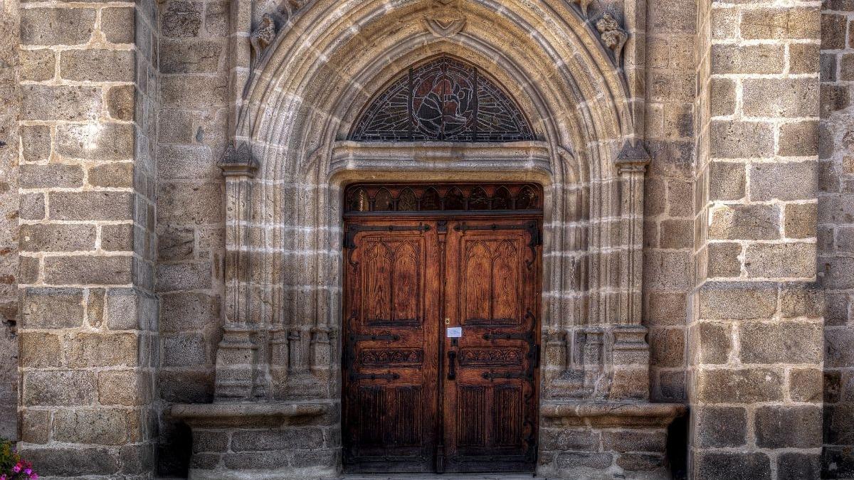 mesaj bizar din cauza covid 19 pe usa unei biserici din romania