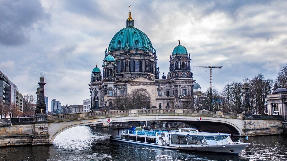 protest transformat in petrecere uriasa in berlin peste 3 000 de persoane au participat la eveniment