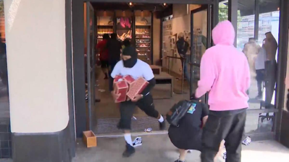 protestatari jefuiesc magazin santa monica