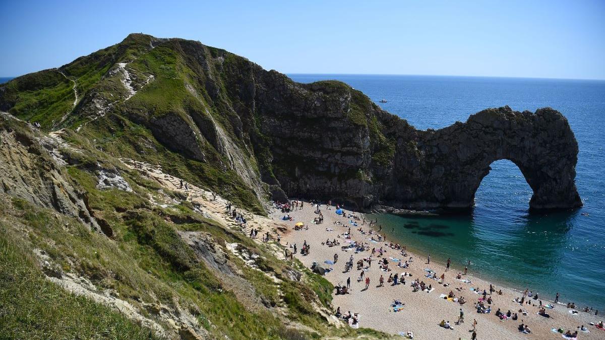 roman ranit grav dupa ce a sarit in mare de pe o stanca din marea britanie