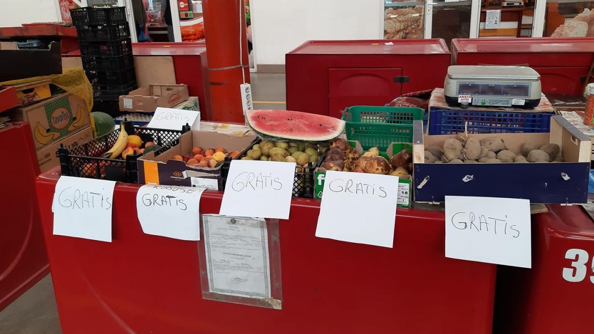 legume si fructe oferite gratis persoanelor cu venituri mici intr o piata din cluj
