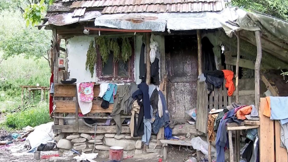 copil buzau parasit mama ramas fara tata