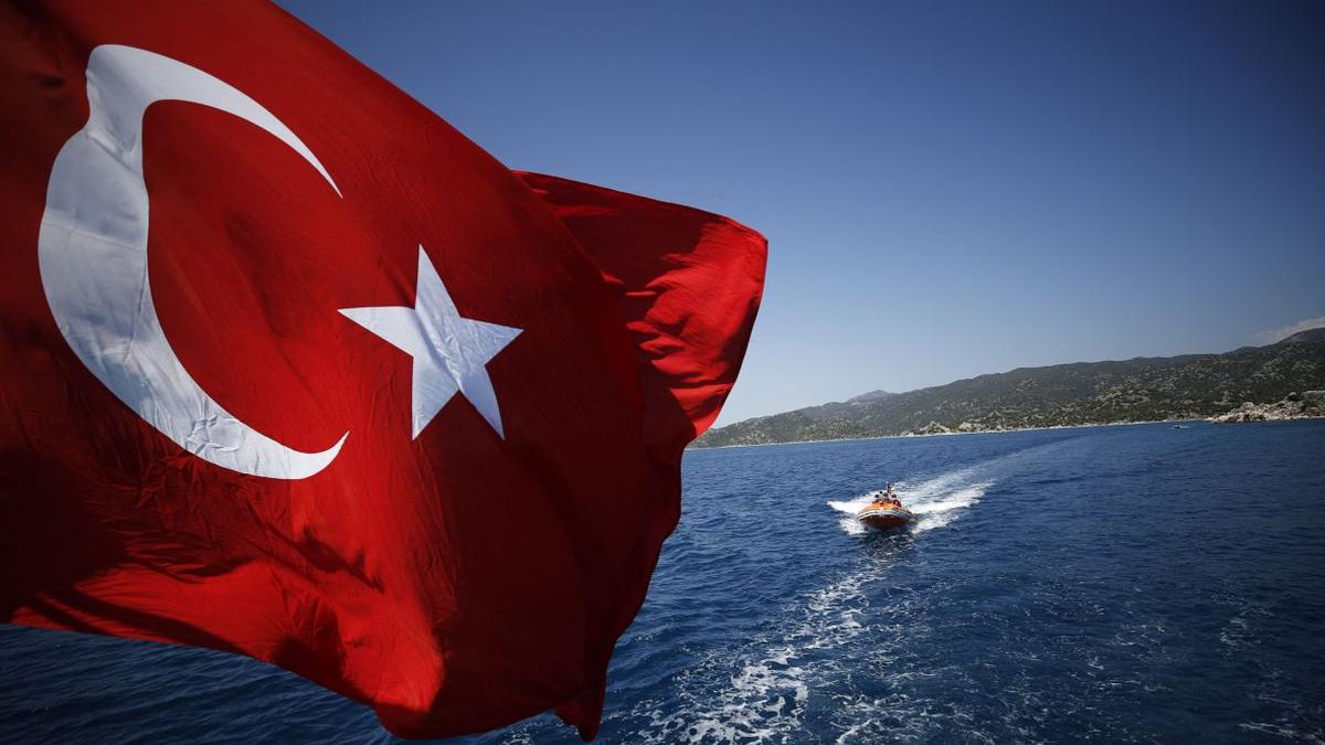 metoda iniedita in antalya pentru a scapa de caldura aer conditionat agatat de tramvai foto