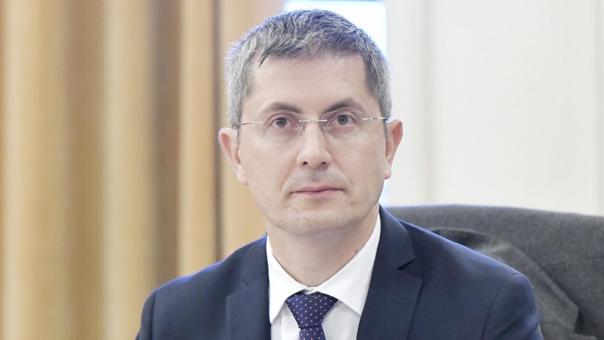 activitatile de weekend ale politicienilor dan barna cu trotineta prin parc