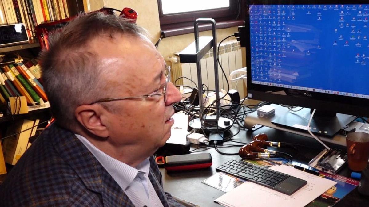 jurnalistul ion cristoiu prezinta studioul de televiziune pe care si l a facut acasa