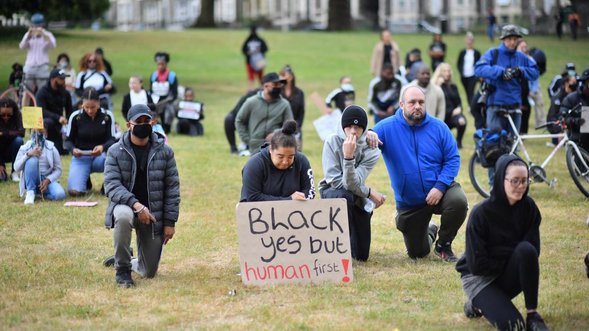 proteste masive antirasism in marea britanie manifestantii violenti au daramat o statuie si au