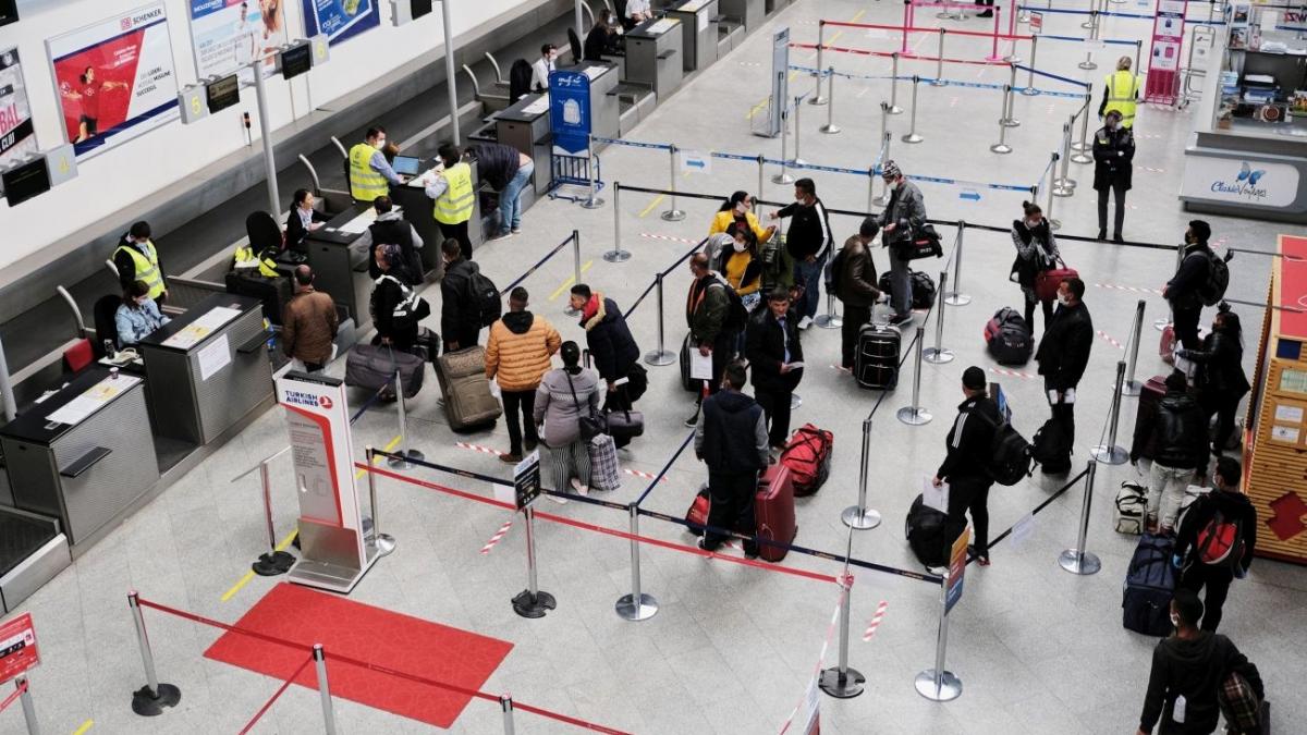 mae romani blocati strainatate adusi in tara