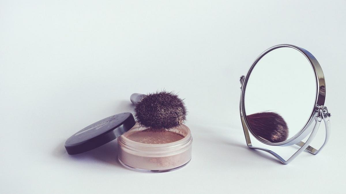 trei companii cosmetice importante renunta la folosirea talcului in unele produse