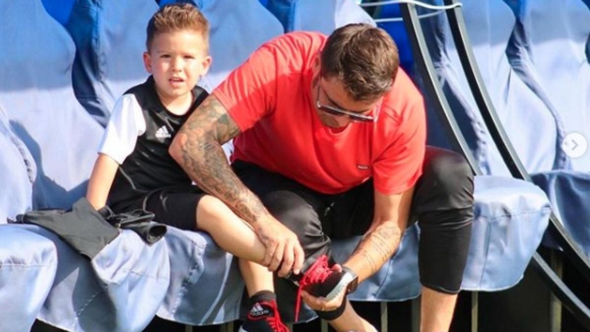 adrian mutu s a antrenat alaturi de baietelul lui in varsta de 3 ani ii arat ce inseamna fotbalul