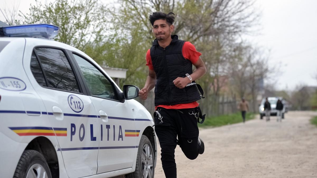 tineri cazuti cu bicicletele intr un lac unul dintre ei cautat de pompieri