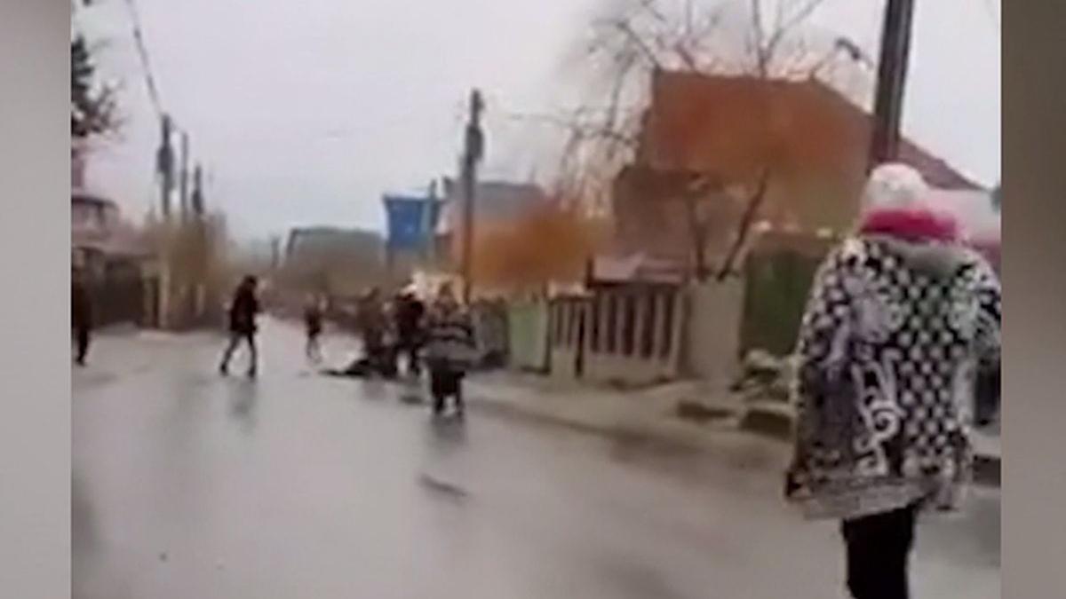 barbat cazut la pamant lovit cu bestialitate in orasul clanurilor