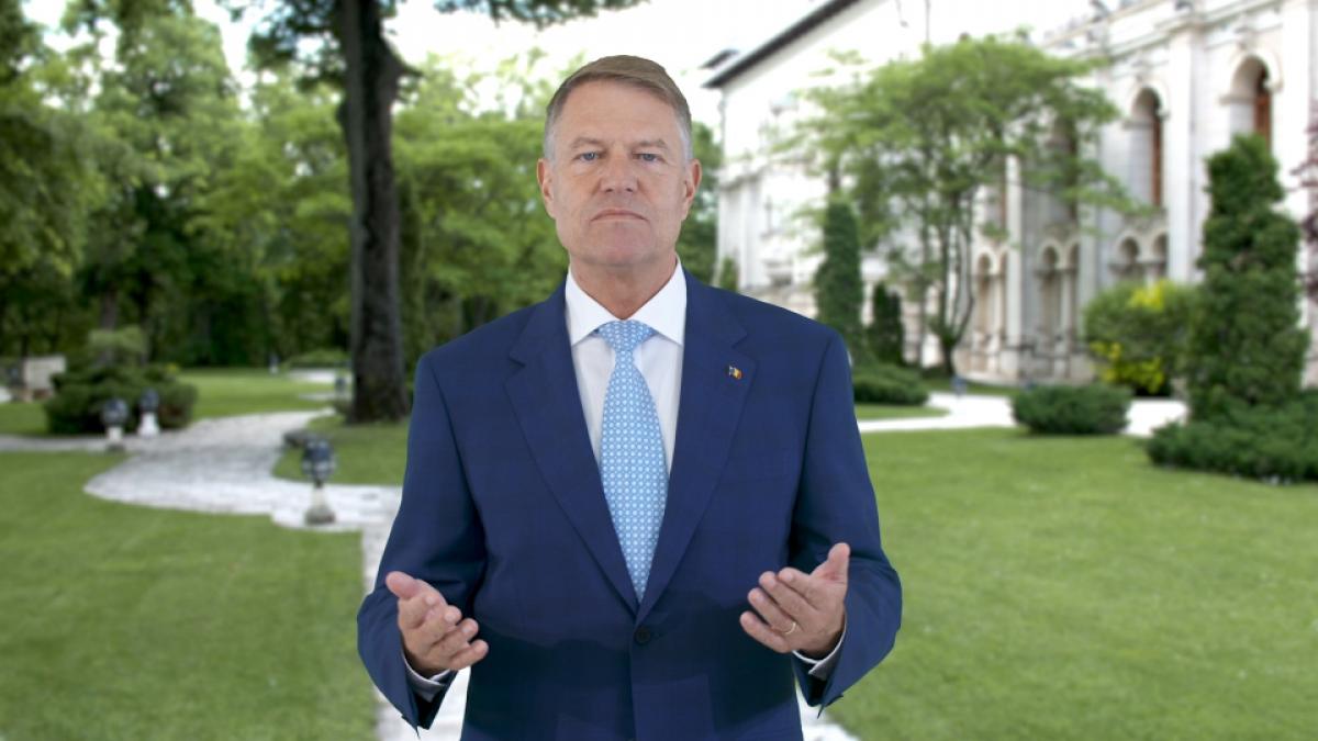 Klaus Iohannis a depus o coroană de flori în Piața Universității pentru victimele mineriadelor