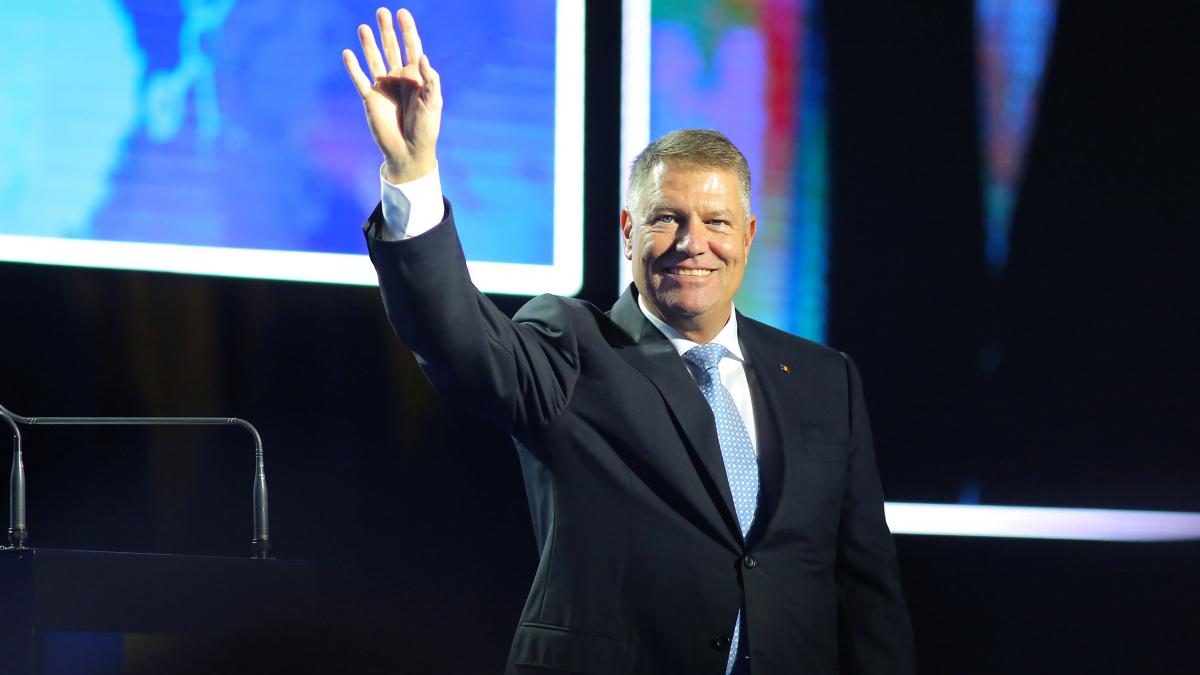 klaus iohannis scuze publice dupa afirmatia esti precaut sau esti prost