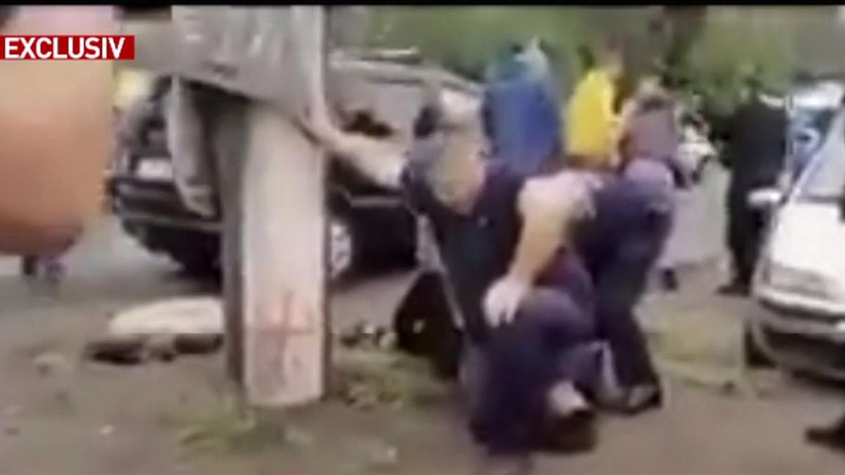 resita politist filmat cu genunchiul pe gatul unui barbat