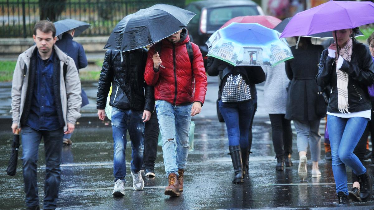 codul galben de ploi prelungit pana luni pentru toata tara