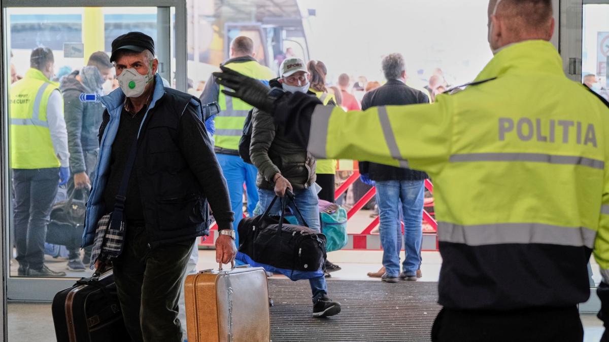 zeci de romani au fost adusi in tara dupa ce au ramas blocati din cauza pandemiei