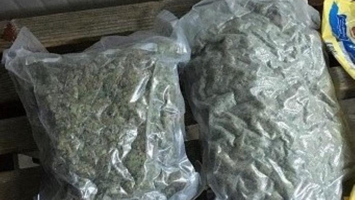 un pasager dintr un autocar a fost prins cu un kilogram de cannabis in vama